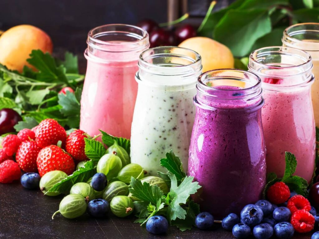 Buteleczki ze smoothie w różnych kolorach. Obrazek w artykule Najlepszy przepis na szybkie śniadanie, które przygotujesz w kilka minut