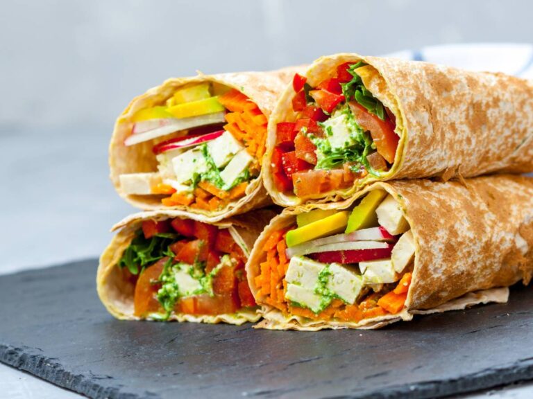 Cztery rodzaje tortilli z różnym nadzieniem. Obrazek w artykule 5 pomysłów na śniadanie z tortilli, które zrobisz w kilka minut