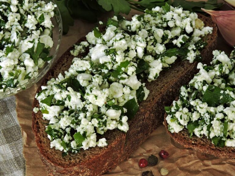 Kanapki z pastą ziołowo - serowa. Obrazek w artykule 4 przepisy na śniadanie z twarogiem, które musisz spróbować