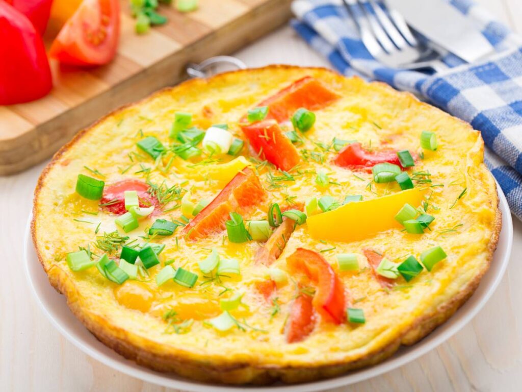 Omlet białkowy z serem i warzywami. Obrazek w artykule TOP 4 przepisy na śniadanie niskowęglowodanowe dla tych, którzy unikają węgli