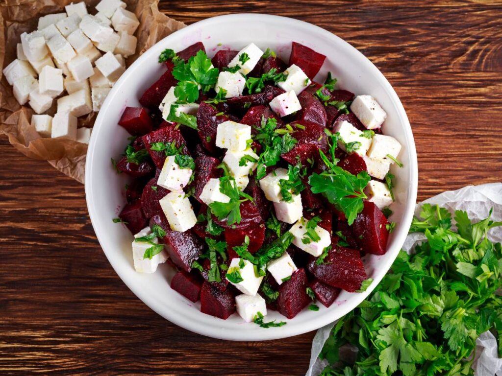 Miska sałatki z fety i buraka. Obrazek w artykule 4 inspiracje na sałatki na wielkanocne śniadanie