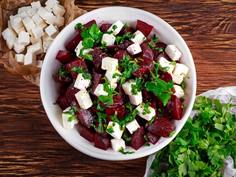 Miska sałatki z fety i buraka. Obrazek w artykule 4 inspiracje na sałatki na wielkanocne śniadanie