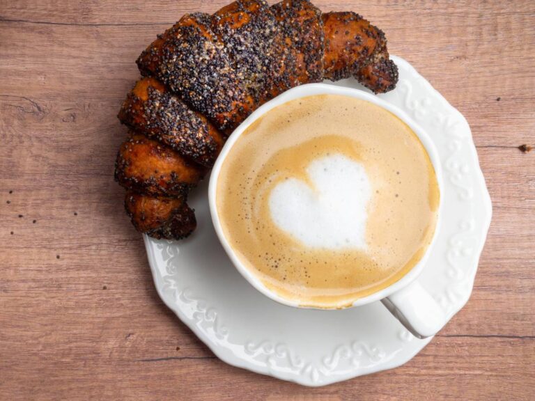 Włoski rogalik z czekolada i cappuccino. Obrazek w artykule 4 słodkie i słone propozycje na włoskie śniadanie, prosto z Italii