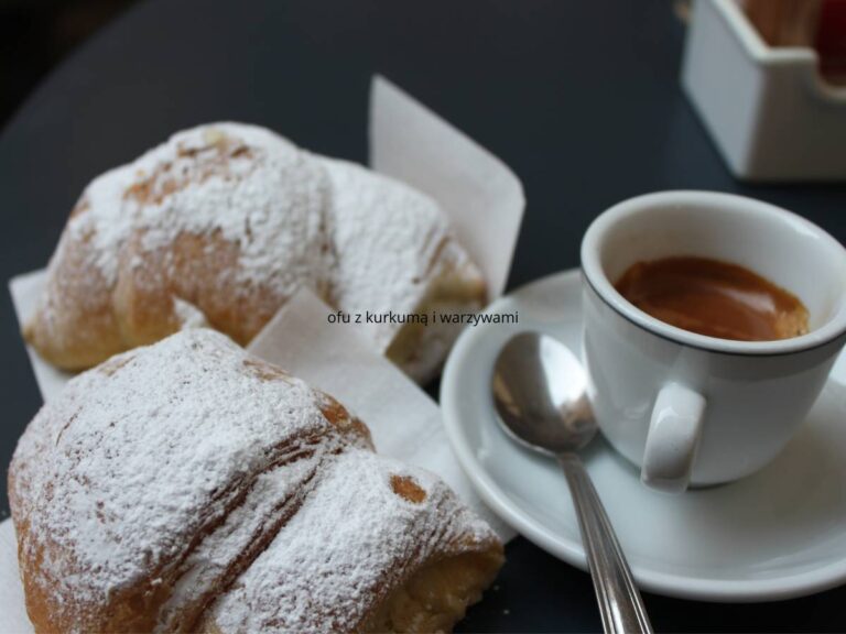 Filiżanka kawy i cornetti. Obrazek w artykule 10 propozycji na włoskie śniadanie, rodem z Italii