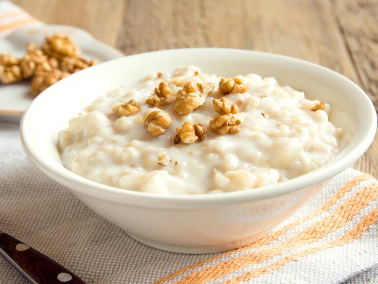 Talerz owsianki z resztkami orzechów. Obrazek w artykule 5 pomysłów na szybkie śniadanie z niczego, gdy lodówka świeci pustkami