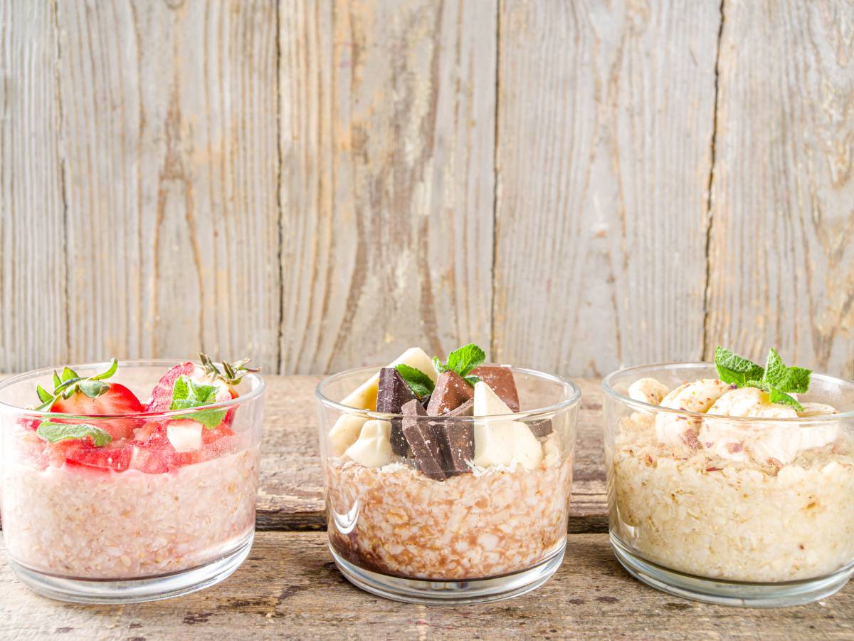 Trzy szklane miseczki z owsianką. Obrazek w artykule Najlepszy przepis na zdrowe śniadanie, które dobrze wpłynie na Twoje samopoczucie