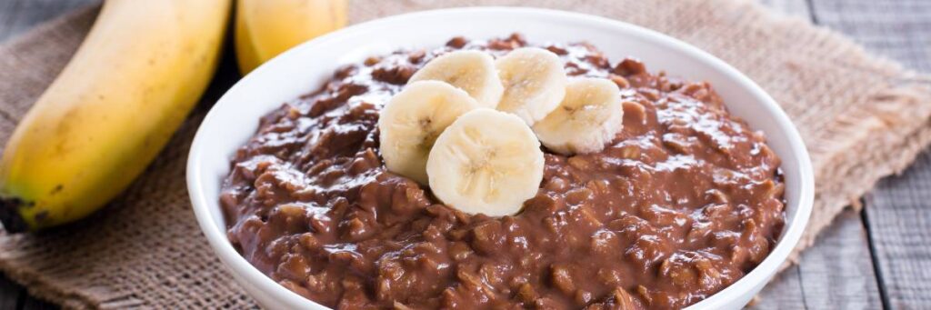 Miseczka z owsianką czekoladową z bananami. Obrazek w artykule Najlepszy przepis na zdrowe śniadanie, które dobrze wpłynie na Twoje samopoczucie