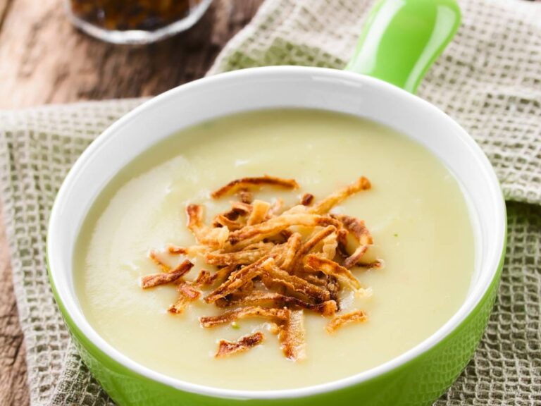 Talerz owsianki z posypka. Obrazek w artykule Zupa na śniadanie, która zawsze sprawdza się o poranku