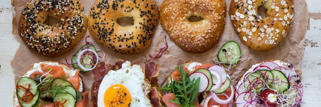 Osiem wersji kanapek z bajgla. Obrazek w artykule TOP 4 sposoby na bajgle na śniadanie, które sprawią, że zaczniesz dzień z uśmiechem