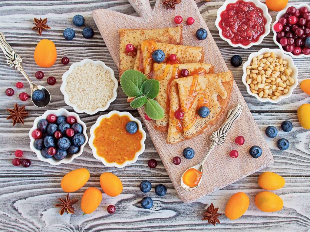 Miseczki z marmolada, owocami, łosoś i inne produkty bez glutenu. Obrazek w artykule 4 inspiracje na bezglutenowe śniadanie, nie tylko dla cierpiących na celiakię