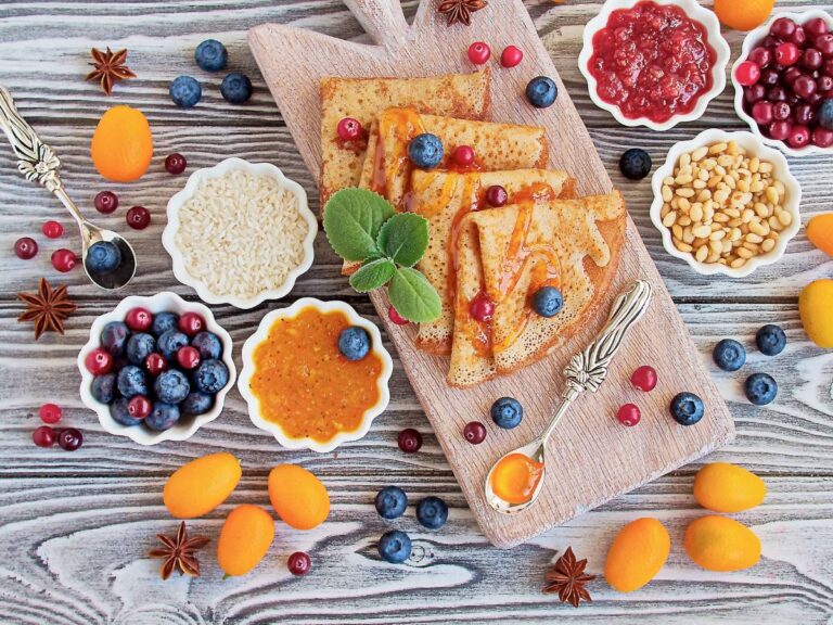Miseczki z marmolada, owocami, łosoś i inne produkty bez glutenu. Obrazek w artykule 4 inspiracje na bezglutenowe śniadanie, nie tylko dla cierpiących na celiakię