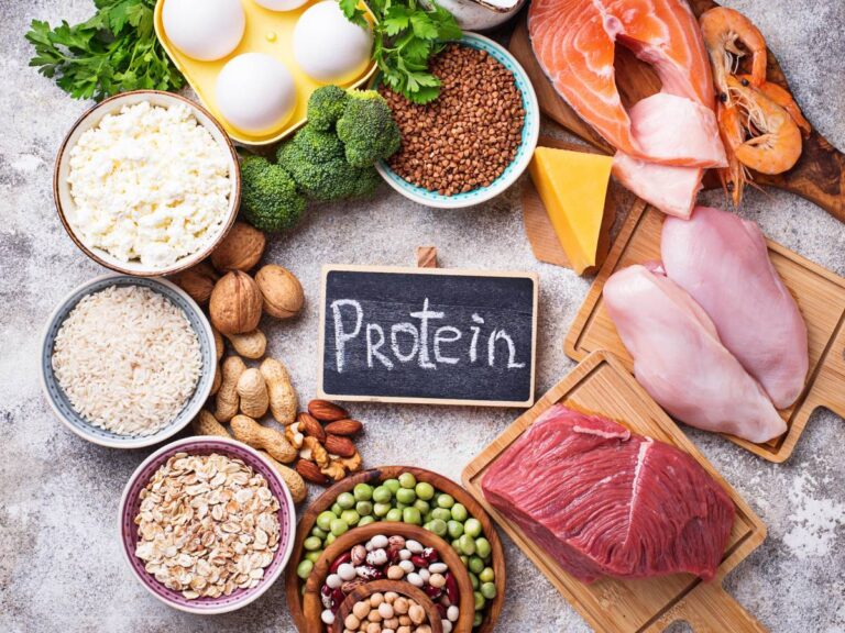 Podukty białkowe postawione w kółko i napis'protein' na środku. Obrazek w artykule 5 powodów, dlaczego warto jeść białko na śniadanie