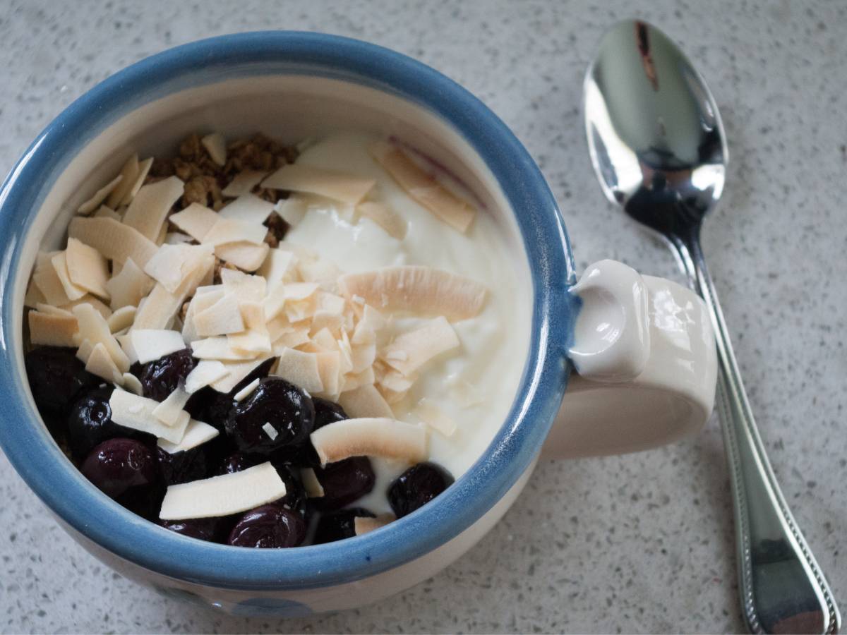 Kubek z jogurtem i dodatkami. Obrazek w artykule Co na drugie śniadanie zazwyczaj jedzą gwiazdy?