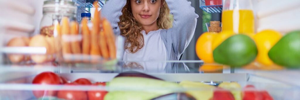 Kobieta przed lodówką z warzywami. Obrazek w artykule Spróbuj tego, jeśli nie wiesz co zjeść na śniadanie