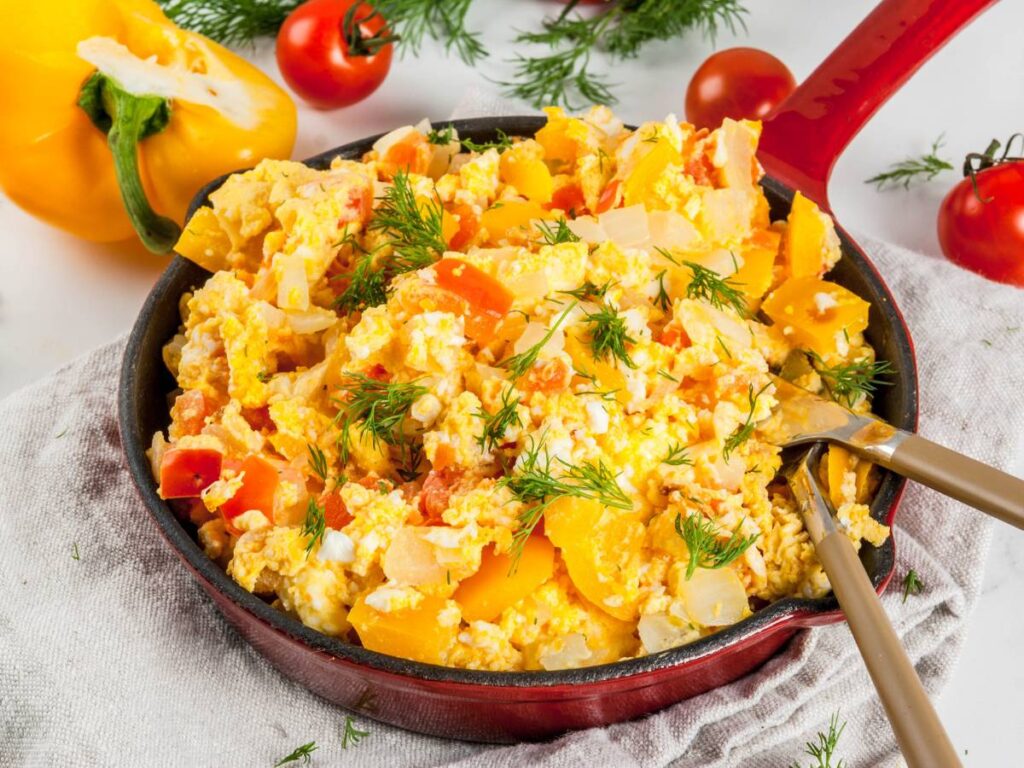 Patelnia jajecznicy. Obrazek w artykule Taka jajecznica na śniadanie sprawi, że każdy poranek będzie wyjątkowy