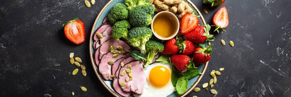 Talerz ułożonych wedlin, jajek, sosu i warzyw. Obrazek w artykule Odkryj niskowęglowodanowe śniadanie, które wpasuje się w każdą dietę i styl życia