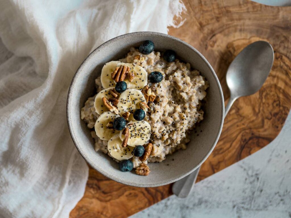 Miska owsianki z bakaliami. Obrazek w artykule Oto owsianka na śniadanie, którą pokochają domownicy