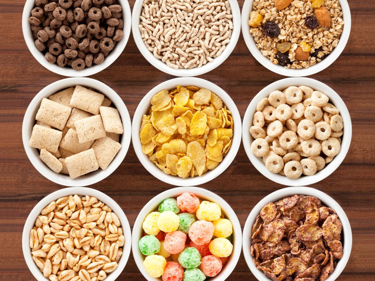 9 miseczek z dodatkami do płatków. Obrazek w artykule Oto 5 sposobów na płatki na śniadanie, które nie będą nudne