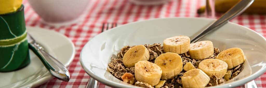 Talerz owsianki z bananami i orzechami. Obrazek w artykule Oto 5 sposobów na płatki na śniadanie, które nie będą nudne