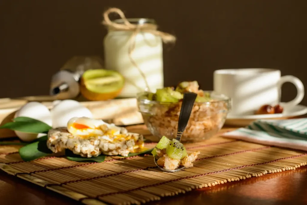 Stół zastawiony do śniadania. Obrazek w artykule 5 genialnych przepisów na odchudzające śniadanie, które pomoże poprawić sylwetkę