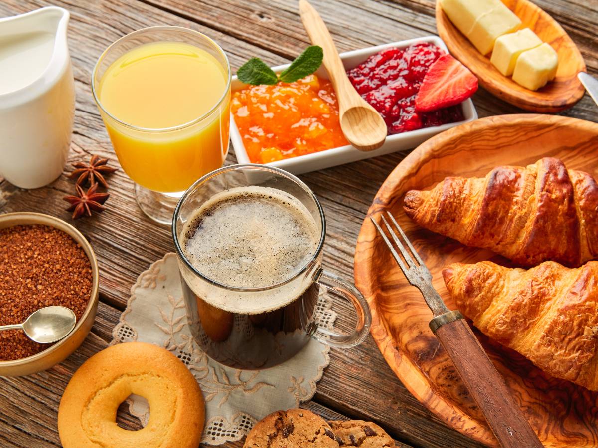 Rogaliki, dżemy i kawa na sniadanie. Obrazek w artykule Najlepszy pomysł na słodkie śniadanie, które zadowoli każdego łasucha