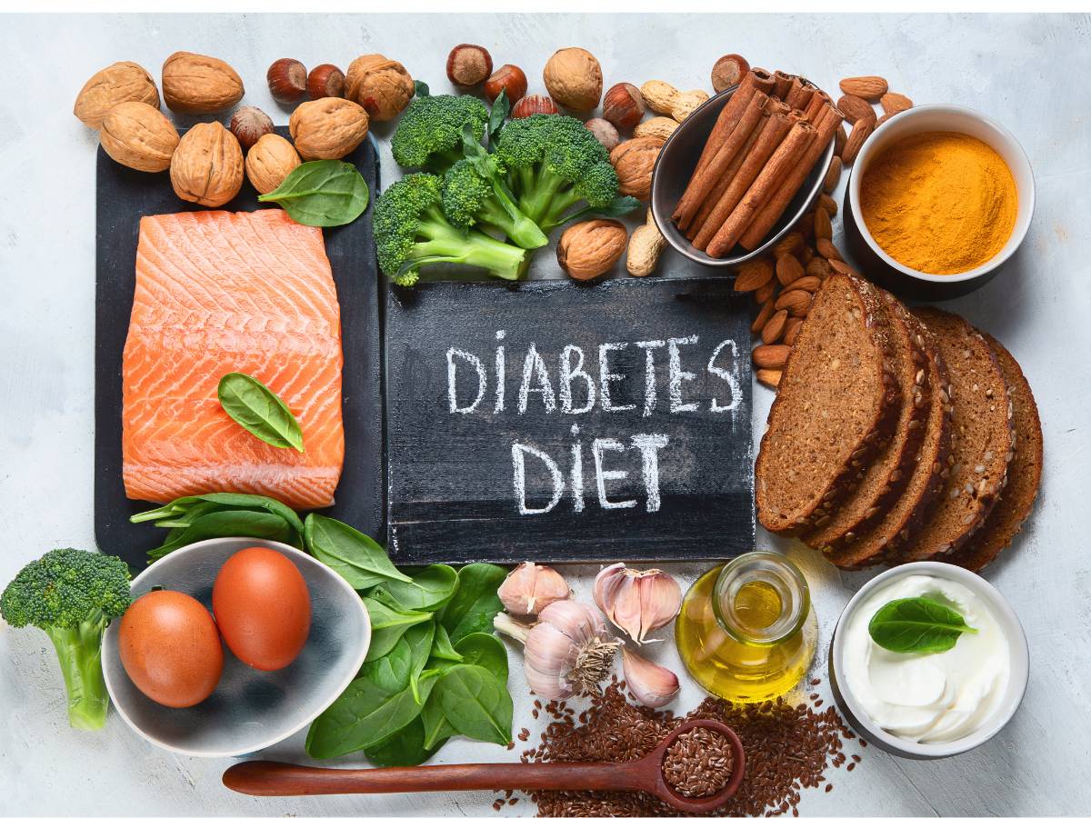 Czarna tablica z napisem i produkty z diety cukrzycowej. Obrazek w artykule Doradzamy, co na śniadanie dla cukrzyka, które stabilizuje poziom cukru