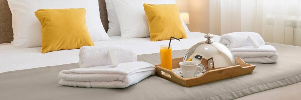 łozko z tacą ze śniadaniem. Obrazek w artykule 4 inspiracje na śniadanie do łóżka dla ukochanej osoby