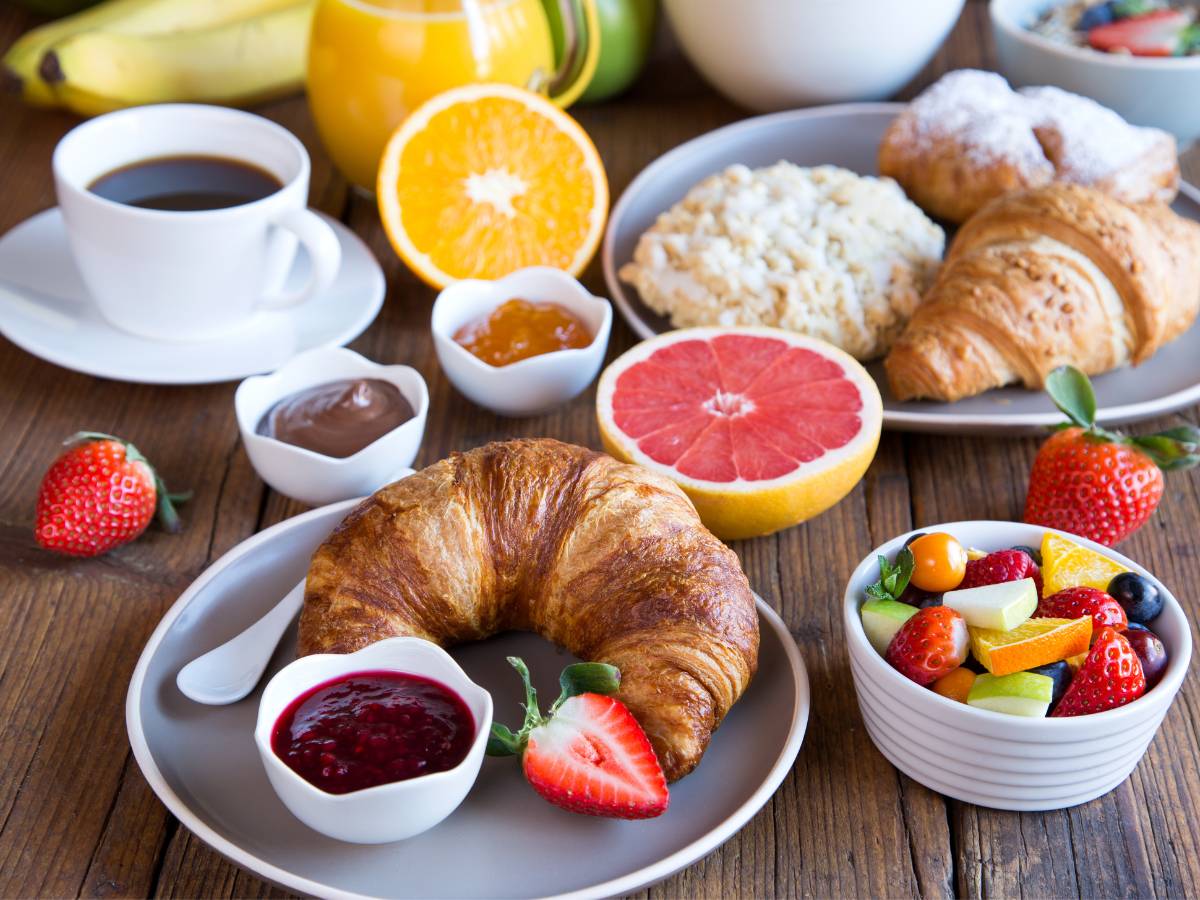 Rogaliki, owoce i kawa. Obrazek w artykule 4 pomysły na śniadanie na słodko, które osłodzą Ci dzień