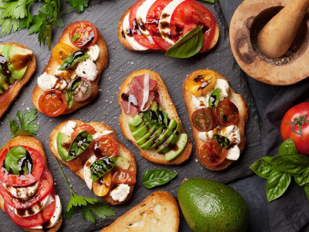 Deska hiszpańskich kanapeczek tapas. Obrazek w artykule 5 przepisów na ogniste śniadanie po hiszpańsku, wprost z Półwyspu Iberyjskiego