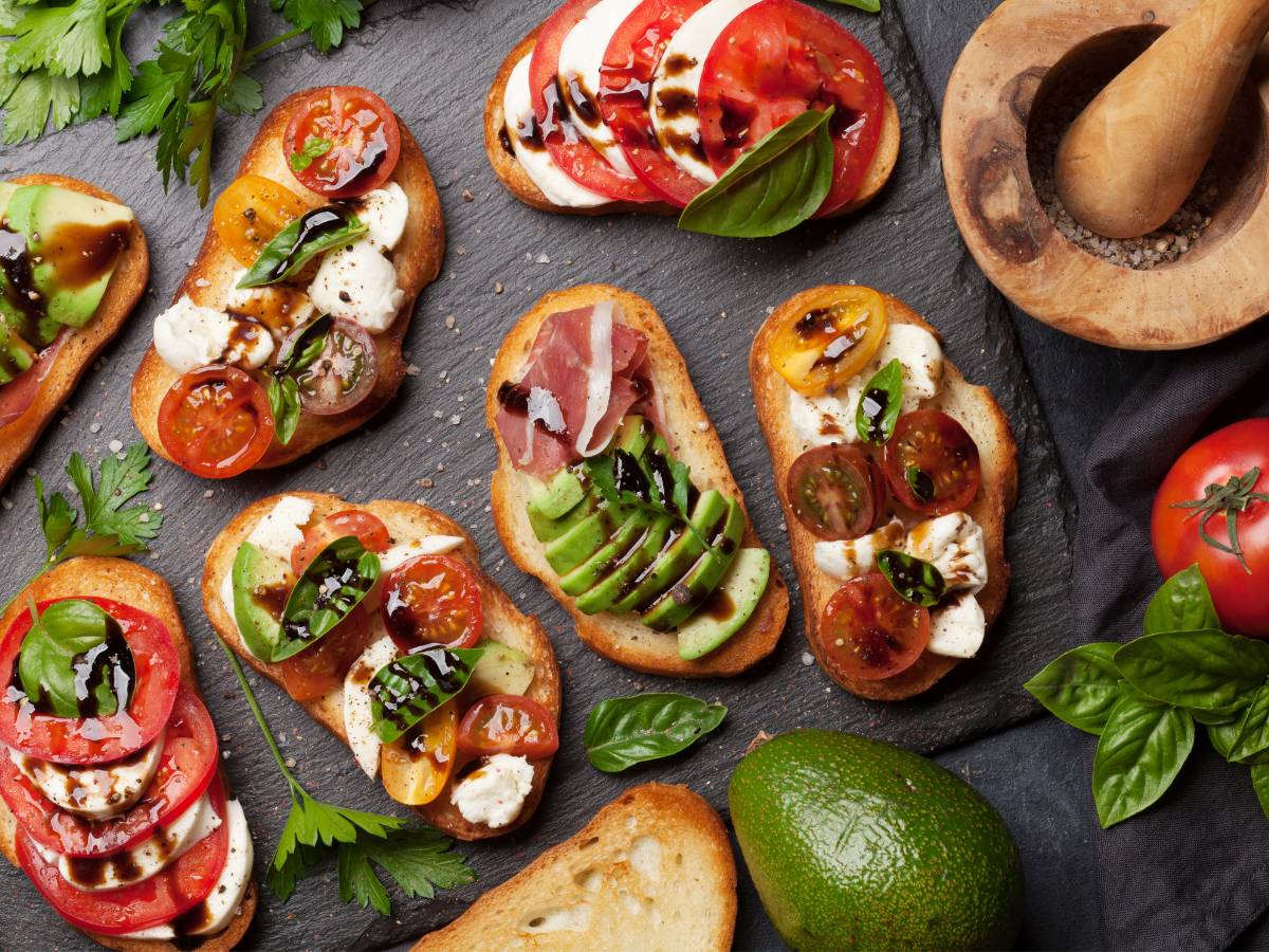 Deska hiszpańskich kanapeczek tapas. Obrazek w artykule 5 przepisów na ogniste śniadanie po hiszpańsku, wprost z Półwyspu Iberyjskiego