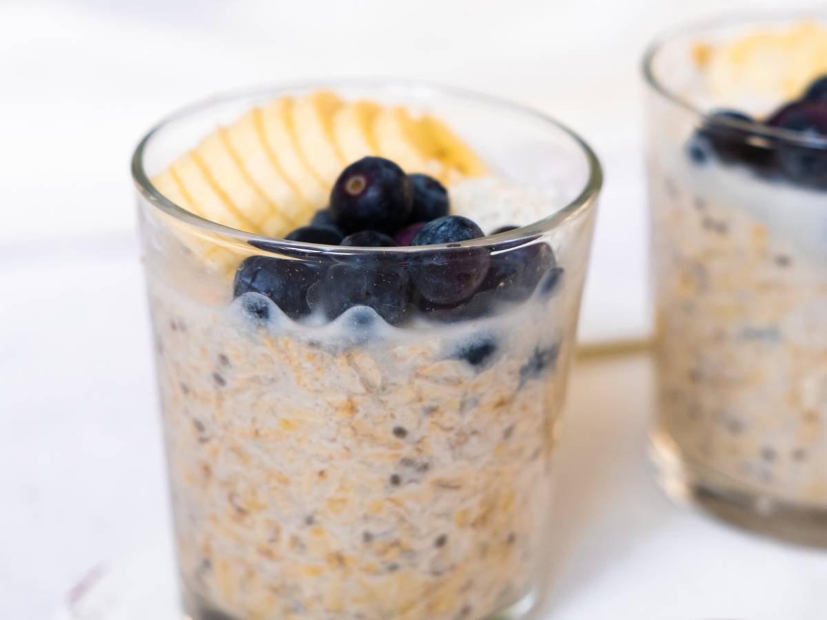 Szklanki z puddingiem chia i borówkami. Obrazek w artykule TOP 4 sposoby na śniadanie z borówkami, które sprawią, że zaczniesz dzień z uśmiechem