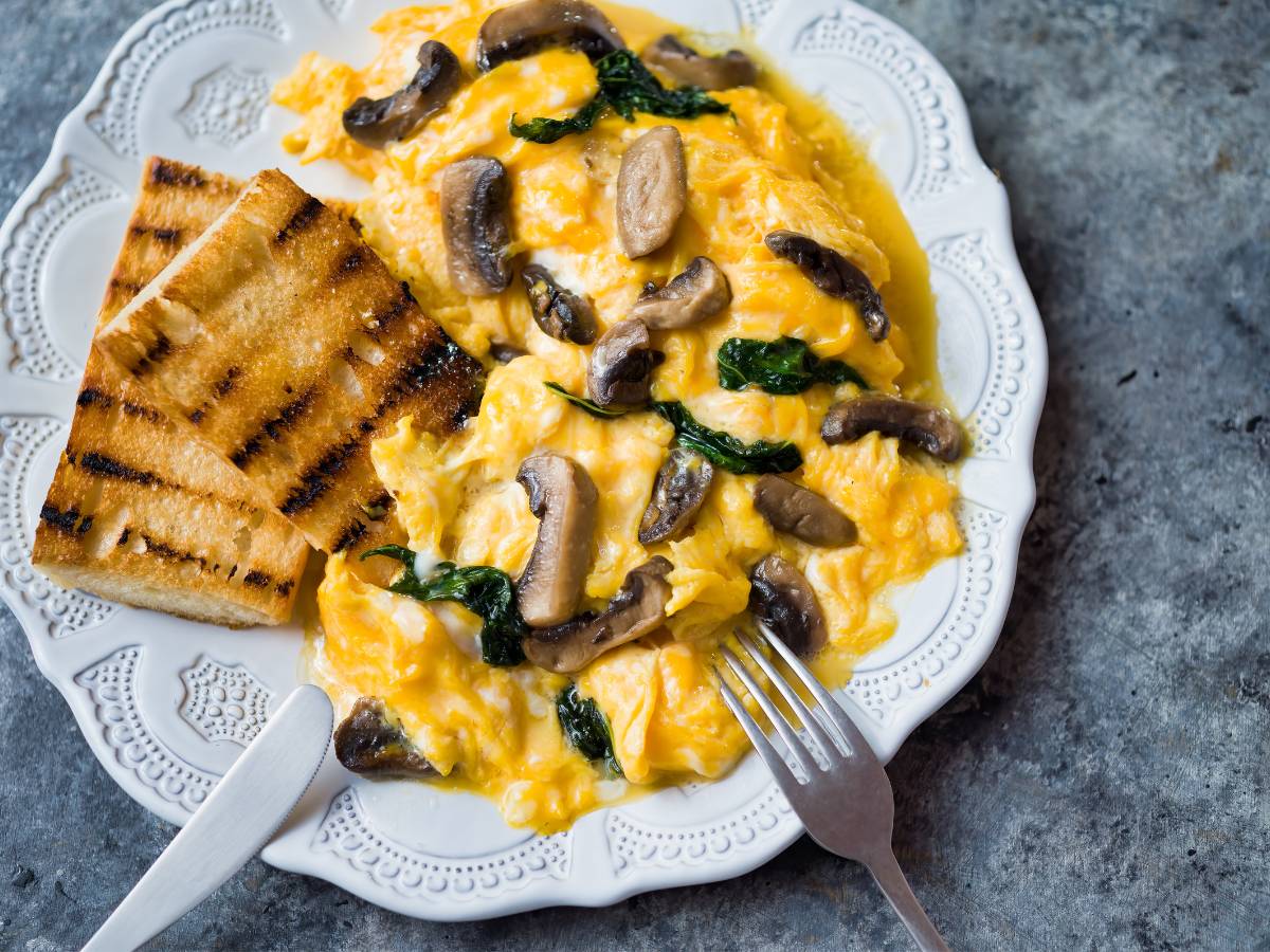 Talerz jajecznicy z pieczarkami. Obrazek w artykule TOP 4 propozycje na śniadanie z pieczarkami, które podbije serca domowników