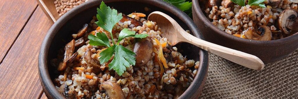 Sałatka z pieczarkami i kaszą. Obrazek w artykule TOP 4 propozycje na śniadanie z pieczarkami, które podbije serca domowników