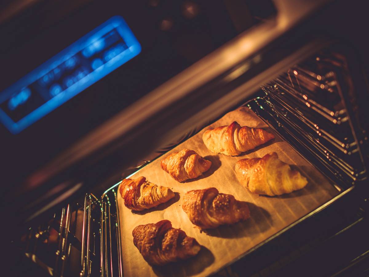 Piekarnik z pieczonymi rogalikami i bułeczkami. Obrazek w artykule Śniadanie z piekarnika, które zaskoczy Cię swoim niepowtarzalnym smakiem