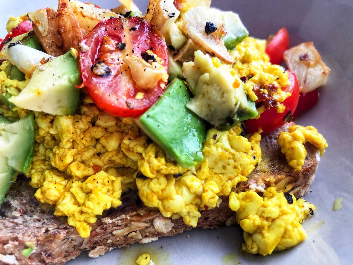 Talerz z tofu z jajkami i pomidorami. Obrazek w artykule Pomysł na tofu na śniadanie, które zachwyci nawet mięsożerców