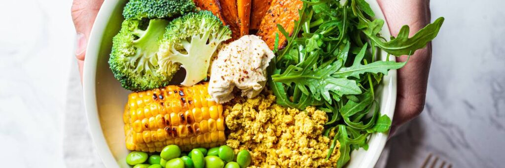 Talerz tofu z różnymi warzywami. Obrazek w artykule Pomysł na tofu na śniadanie, które zachwyci nawet mięsożerców