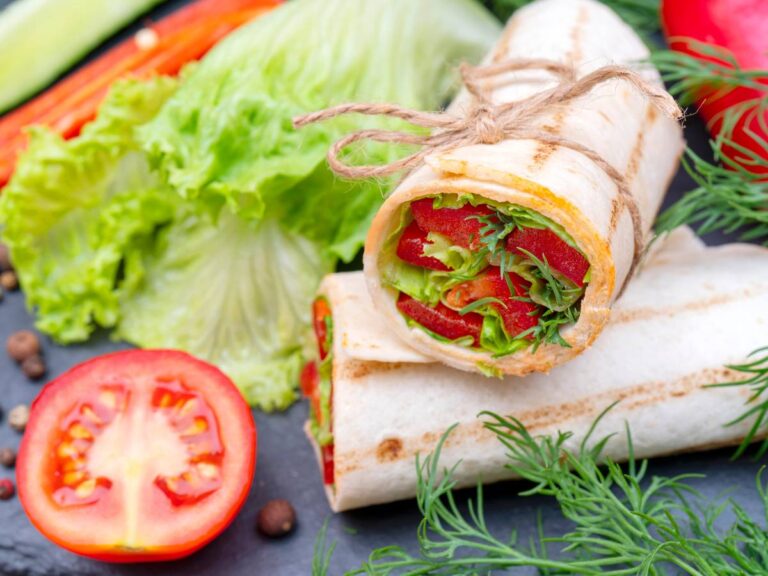 Tortilla z zieleniną i pomidorem. Obrazek w artykule Najlepsza tortilla na śniadanie, jak z Meksyku
