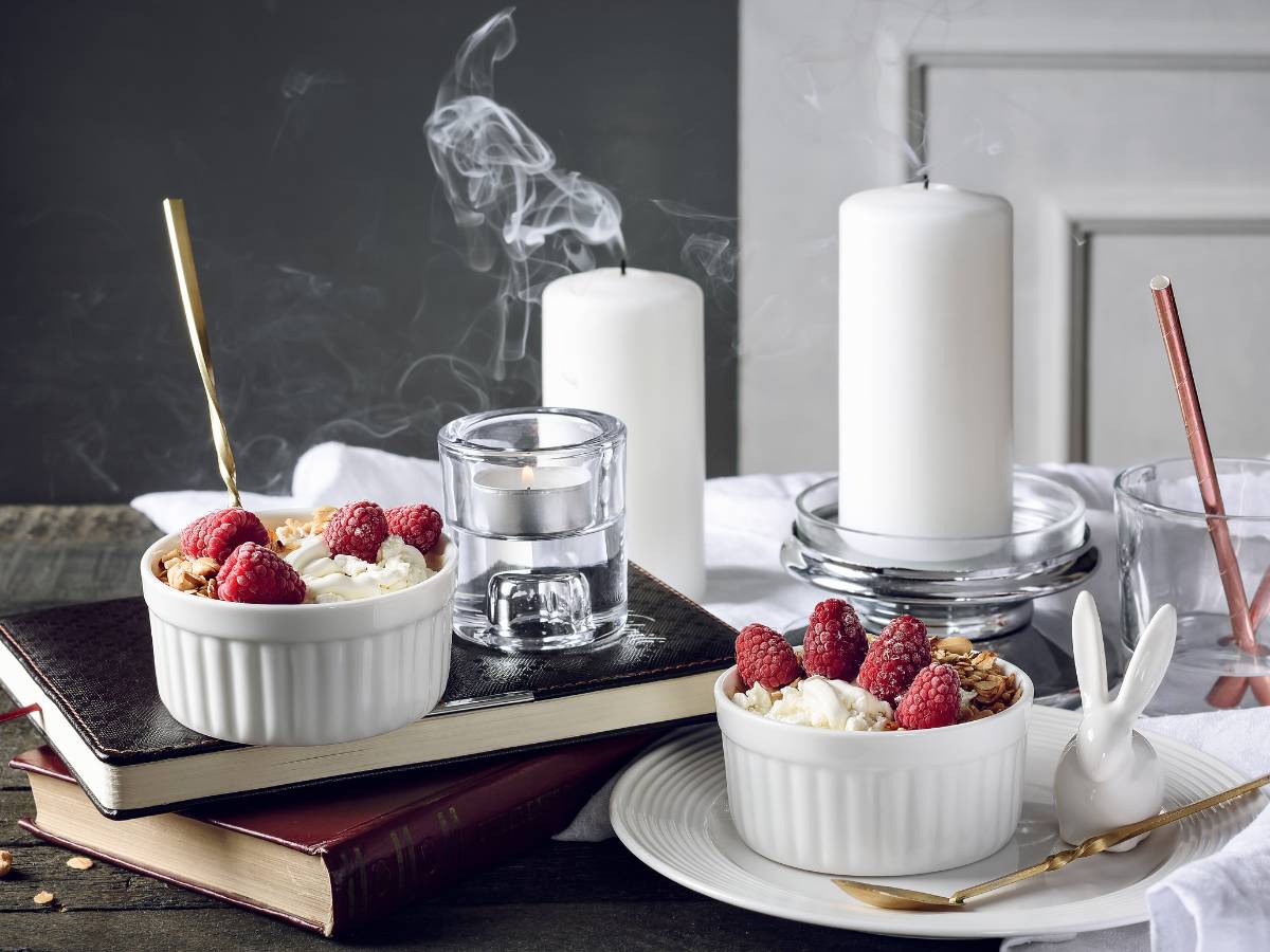 Stół nakryty do sniadania i miseczki z serkiem z owocami. Obrazek w artykule Sposób na twarożek na śniadanie, który sprawi, że każdy poranek będzie wyjątkowy