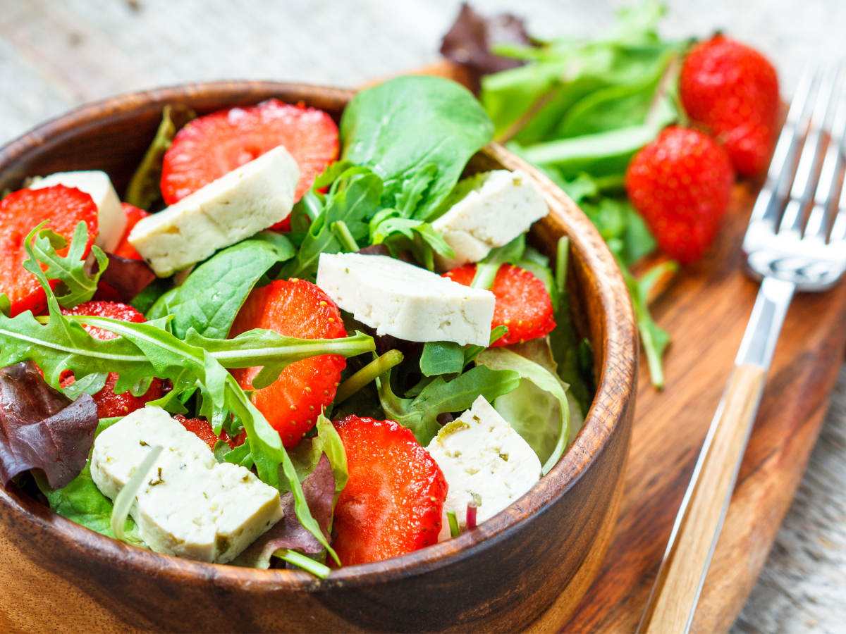 Miska z sałatką z tofu, sałaty i pomidorów. Obrazek w artykule 5 pomysłów na wegetariańskie śniadanie z tofu, które zaskoczą Cię smakiem
