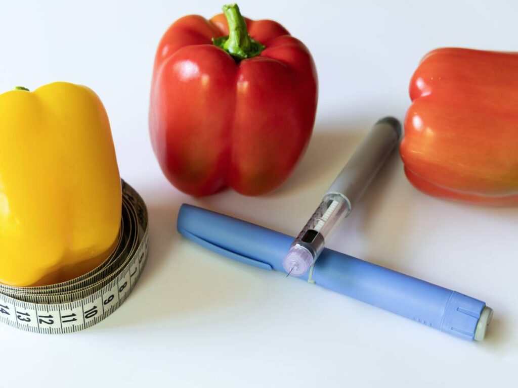 Papryka w różnych kolorach i pióro do insuliny. Obrazek w artykule TOP 5 pomysłów na śniadanie dla insulinoopornych, które utrzymają Twój cukier w ryzach
