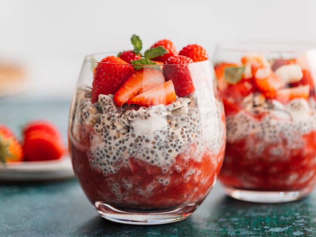 Szklanki dwie z puddingiem z truskawkami. Obrazek w artykule Jak zrobić pudding chia na śniadanie, jeśli nie jesteś ekspertem w kuchni?