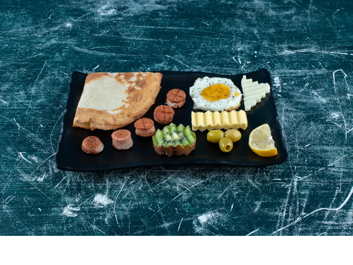 Taca z drugim sniadaniem z nalesników, jajek i innych. Obrazek w artykule 5 pomysłów na drugie śniadanie, które zjesz w pracy lub szkole