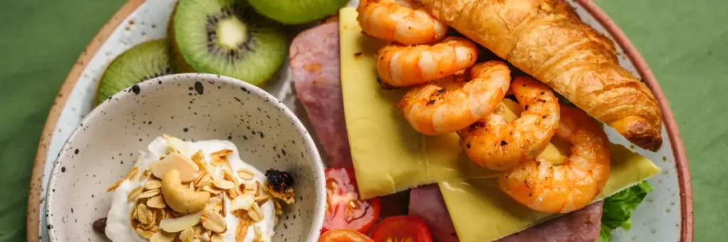 Naleśniki, kanapki i jogurt z dodatkami. Obrazek w artykule 5 pomysłów na drugie śniadanie, które zjesz w pracy lub szkole