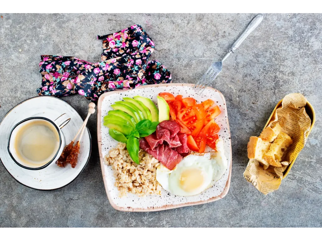 Miska kaszy bulgur z awokado, kurczakiem i innymi dodatkami. Obrazek w artykule 4 sposoby na fit śniadanie na słono, które dostarczą Ci niezbędnych składników