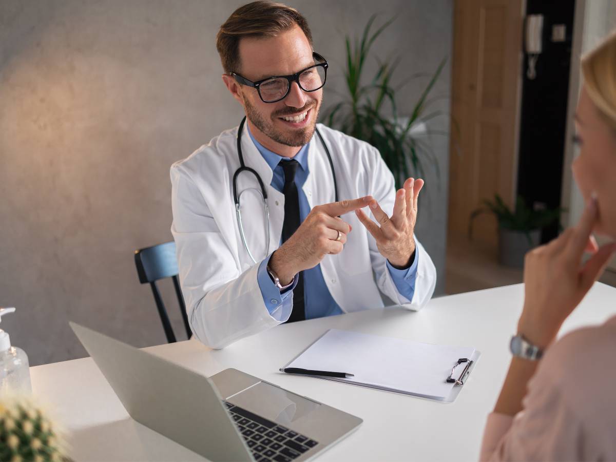 Lekarz tłumaczy coś pacjentowi. Obrazek w artykule Analizujemy, ile kalorii powinno mieć śniadanie, aby utrzymać bilans kaloryczny