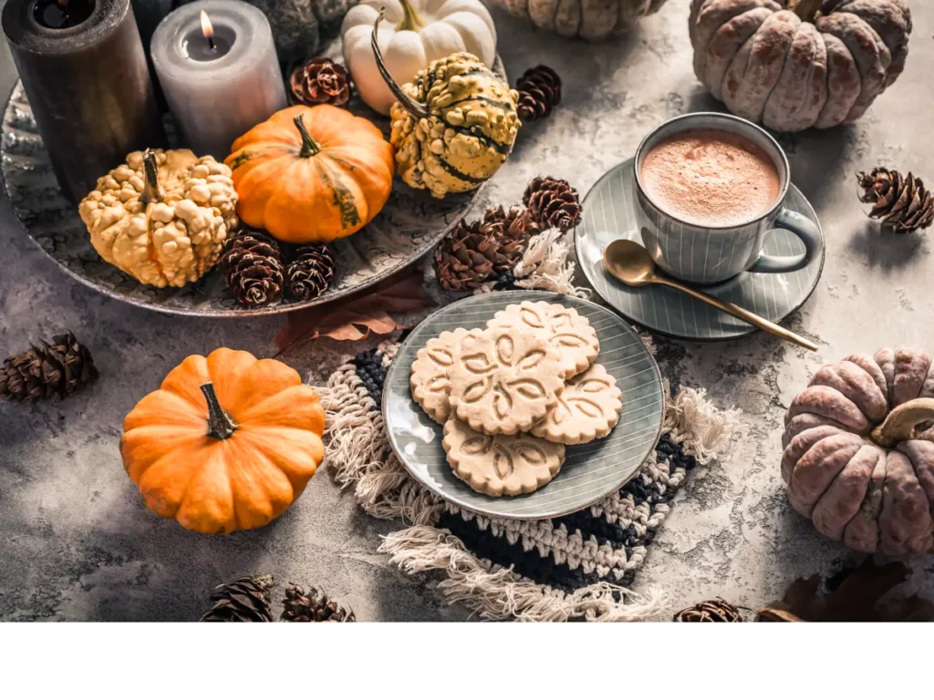 Dynie, ciasteczka i filiżanka kawy. Obrazek w artykule Odkryj najlepsze pomysły na delikatne i lekkostrawne śniadanie na ciepło, idealne, gdy źle się czujesz