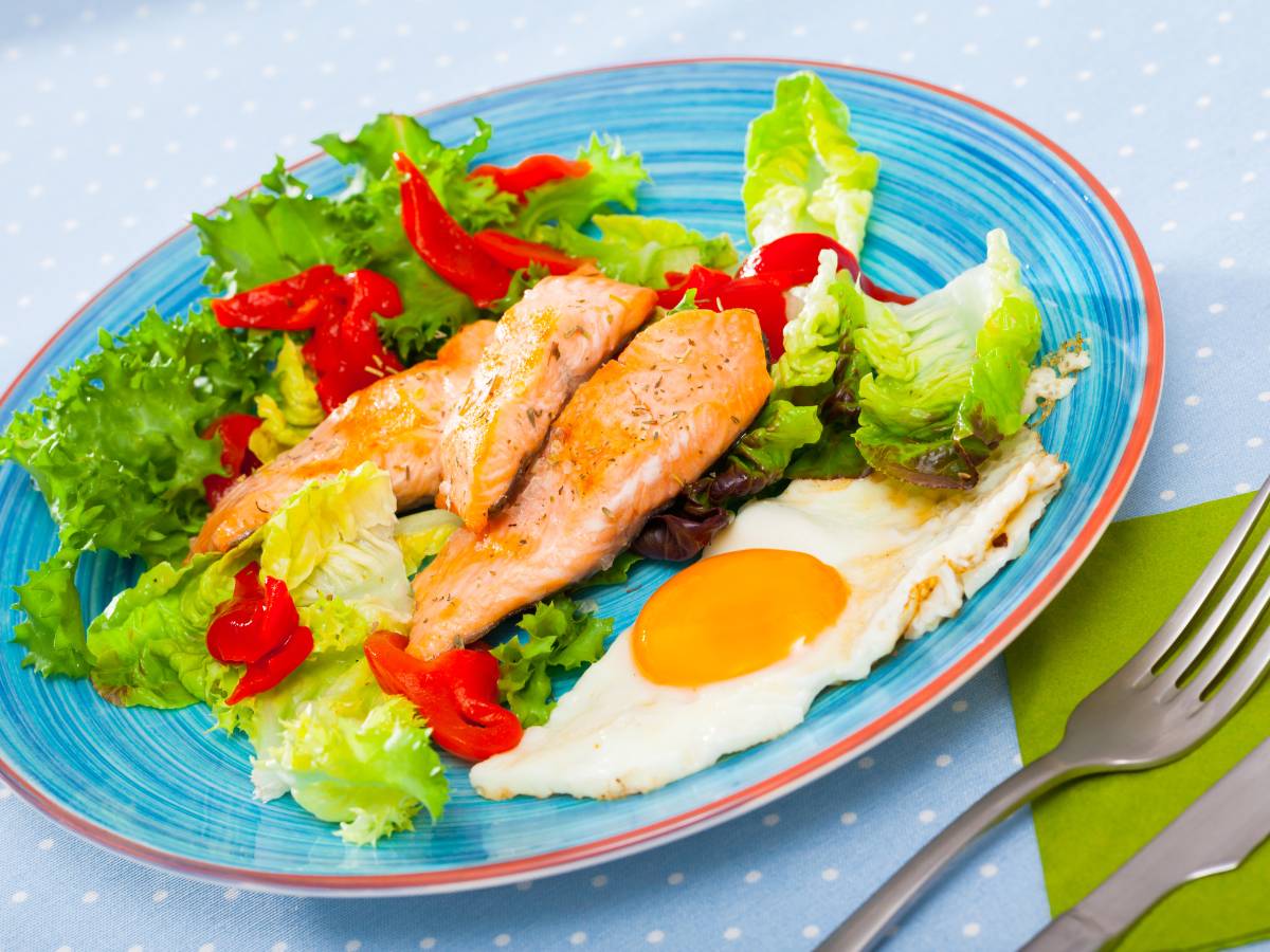 Talerz z jajkiem i warzywami świeżymi. Obrazek w artykule 5 inspiracji na niskokaloryczne śniadanie, które Cię zachwyci