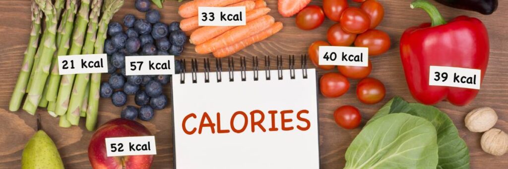 Napis calories i karteczki na warzywach z wartościa kaloryczną. Obrazek w artykule 5 inspiracji na niskokaloryczne śniadanie, które Cię zachwyci