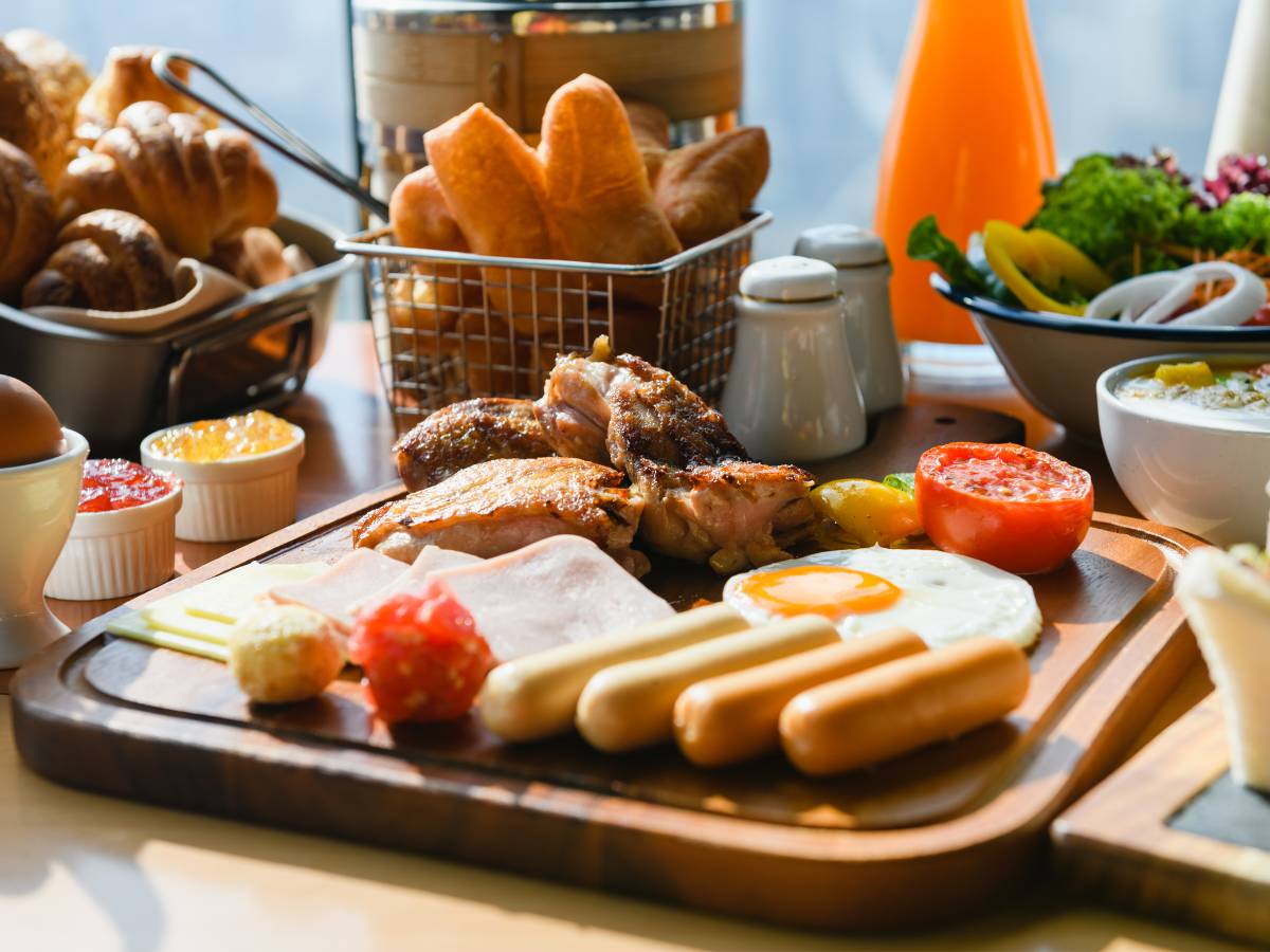 Talerz z parówkami i jajkami. Obrazek w artykule 5 przepisów na parówki na śniadanie, które zaskoczą Twoją rodzinę