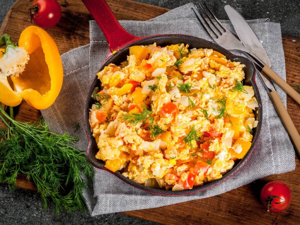 Patelnia z paellą na śniadanie. Obrazek w artykule TOP 3 przepisy na śniadanie, które zaskoczą Twoich bliskich